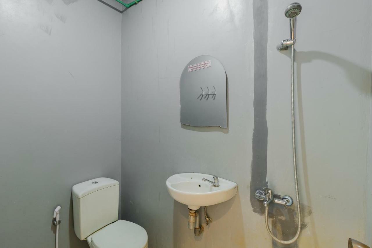 Reddoorz Syariah At Taman Bendungan Asahan Jakarta Exteriör bild